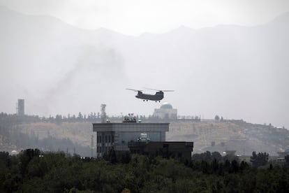 Un helicóptero Chinook sobrevuela el domingo la embajada estadounidense en Kabul.