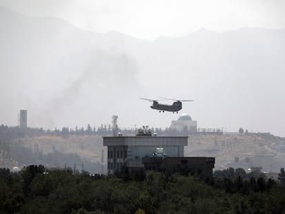 Un helicóptero Chinook sobrevuela el domingo la embajada estadounidense en Kabul.