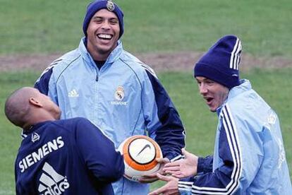 Beckham, a la derecha, bromea con Roberto Carlos y Ronaldo en un entrenamiento el pasado octubre.