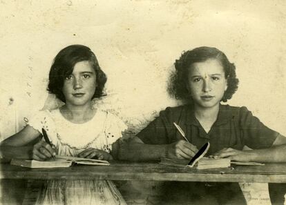 Los vecinos de Aravaca contribuyen al archivo con imágenes de la vida cotidiana, como estas en la que aparecen retratadas dos alumnas, María Teresa Martín (izquierda) y su hermana Camino, del Colegio Nacional (Las Escuelas) en 1952.