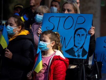 Manifestación contra la guerra entre Rusia y Ucrania, en Oporto, Portugal, este domingo.
