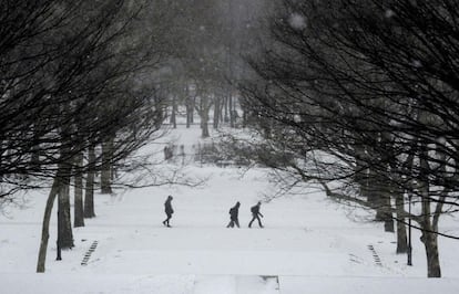 Transeutnes en Fort Greene Park en Brooklyn, Nueva York. Las clases han sido suspendidas en la ciudad de Nueva York y en otras zonas de la región más afectada por el temporal.