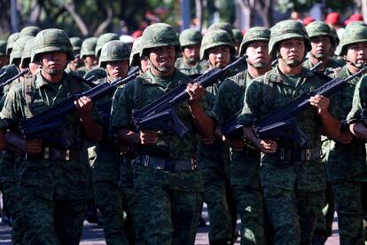 Militares desfilan en Jalisco en una imagen de archivo.