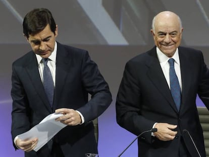 Francisco González y Carlos Torres Vila (izquierda), durante una presentación de resultados.