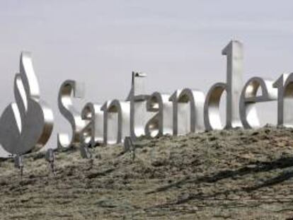El Banco Santander, el primer grupo financiero español, ganó en Latinoamérica 1.856 millones de euros (unos 2.430 millones de dólares) en el primer semestre de 2013. EFE/Archivo