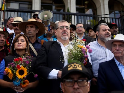 El presidente y la vicepresidenta electa, Bernardo Arévalo y Karin Herrera, participan en una marcha en apoyo de la democracia el 7 de diciembre en Ciudad de Guatemala.
