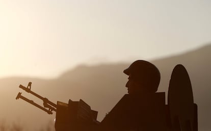 Un soldado turco es visto en un tanque en un puesto de control cerca de la frontera turco-siria en Kilis (Turquía). 