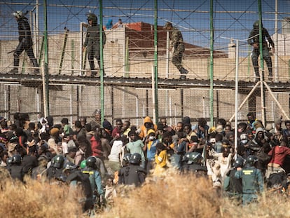 Un grupo de agentes rodean a migrantes en su intento de salto a la valla de Melilla, el pasado 24 de junio.