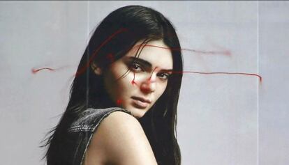 Una imatge publicitària de la model Kendall Jenner apareix amb pintades a la cara.