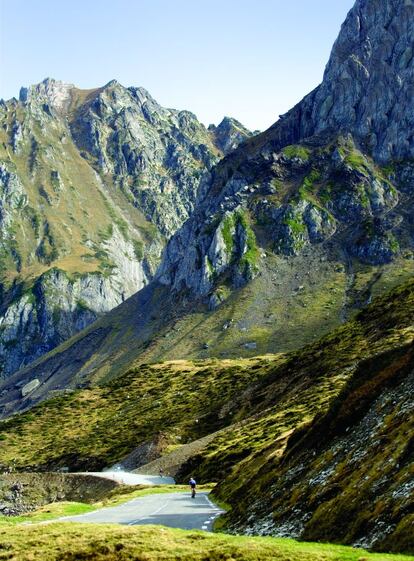 Ascenso al Tourmalet por la vertiente de Luz-Saint-Sauveur, la más dura de la dos rutas hasta la cima. Se trata del puerto de montaña más transitado y, probablemente, más idolatrado del Tour de Francia, la carrera por etapas más importante del ciclismo profesional.