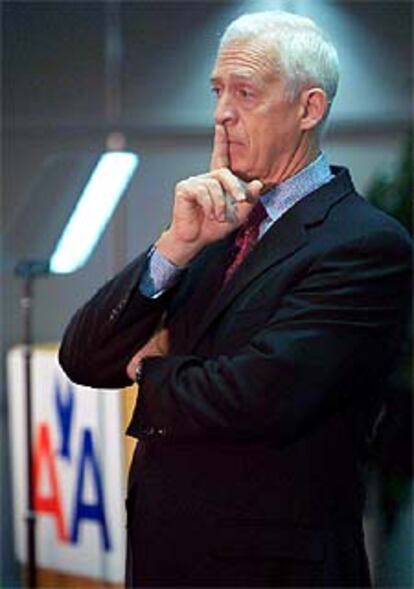 El presidente de American Airlines, Donald J. Carty, escucha la pregunta de uno de sus empleados durante una de las últimas reuniones.