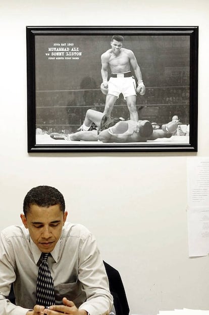 Imagen sacada de la cuenta de Twitter (President Obama @POTUS). Obama y una fotografía del combate entre Cassius Clay y Sonny Liston, celebrado el 25 de mayo de 1965.