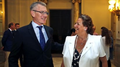 El presidente de Aguas de Valencia, Eugenio Calabuig, y la alcaldesa de Valencia, Rita Barberá.