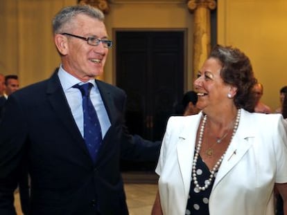 El presidente de Aguas de Valencia, Eugenio Calabuig, y la alcaldesa de Valencia, Rita Barber&aacute;. 