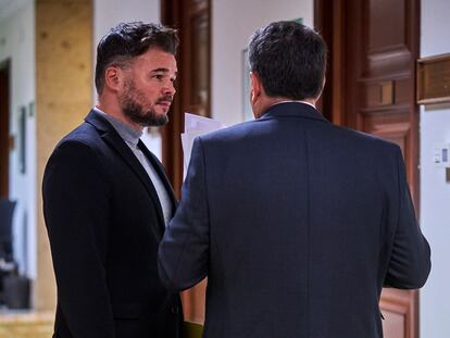 Los portavoces de ERC, Gabriel Rufián, y PNV, Aitor Esteban (de espaldas), este martes en los pasillos del Congreso.