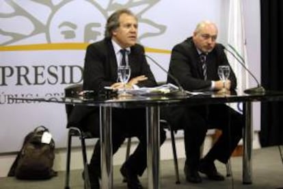 El canciller uruguayo, Luis Almagro (i), habla junto al secretario de la Presidencia de la Repblica, Homero Guerrero (d), durante una rueda de prensa el 3 octubre de 2013, en la Torre Ejecutiva, en Montevideo (Uruguay).