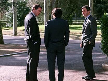 José María Michavila, José María Aznar y Ángel Acebes, ayer, en los jardines de La Moncloa.