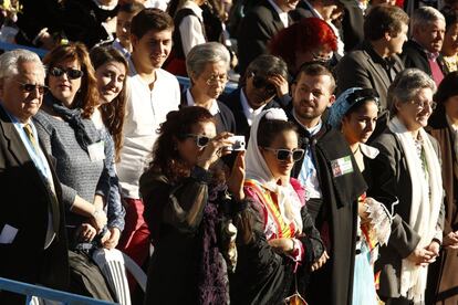 Asistentes en la plaza Mayor durante la misa por la patrona de la capital.