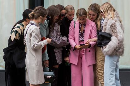 Un grupo de invitadas al desfile de la firma Rodebjer en Estocolmo en la semana de la moda primavera/verano 2018.