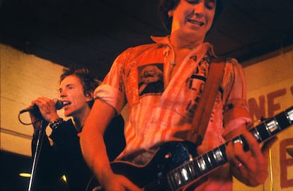 Johnny Rotten y Steve Jones durante un concierto de los Sex Pistols en De Effenaar, Holanda, en 1977.