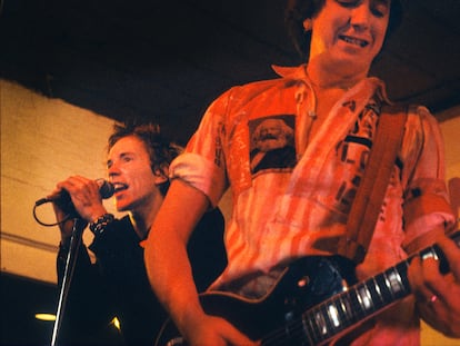 Johnny Rotten y Steve Jones durante un concierto de los Sex Pistols en De Effenaar, Holanda, en 1977.