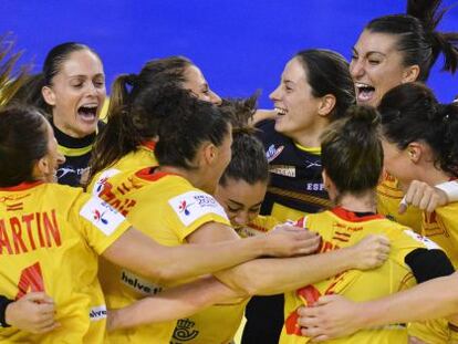 Las jugadoras espa&ntilde;olas celebran la victoria ante Dinamarca.  