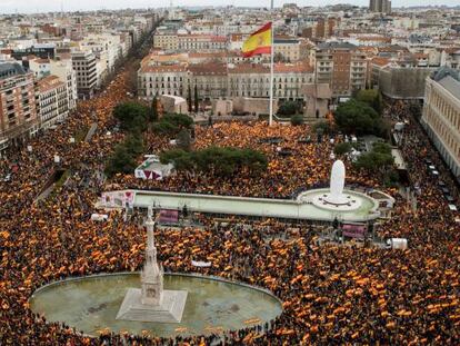 Vista general de la concentraci&oacute;n convocada por PP, Ciudadanos y Vox el 10 de febrero en la plaza de Col&oacute;n de Madrid