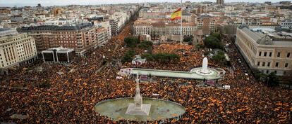 Vista general de la concentraci&oacute;n convocada por PP, Ciudadanos y Vox el 10 de febrero en la plaza de Col&oacute;n de Madrid