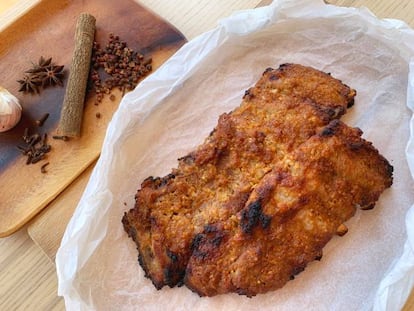 Costillas marinadas con piña, soja y especias