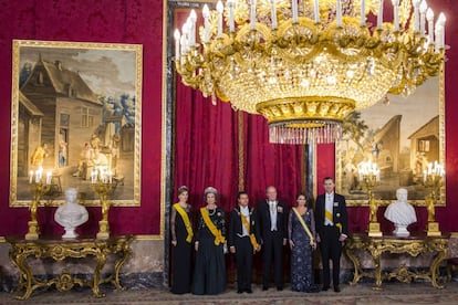 El rey Juan Carlos, la reina Sofía (2-i), los príncipes de Asturias, Letizia (i) y Felipe (d), el presidente de México, Enrique Peña Nieto (3-i), y su esposa Angélica Rivero (2-d), posan durante la cena de gala ofrecida al mandatario mexicano en el Palacio Real, en Madrid. 