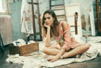 La ilustradora Quentin Jones, en la foto, ha sido la imagen de Hoss Intropia en la última temporada primavera-verano.