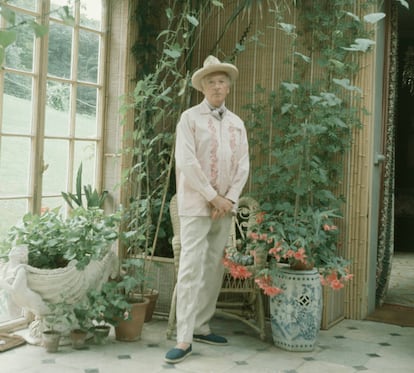 Cecil Beaton en el invernadero de su casa en 1968.