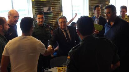 El ministro del Interior, Juan Ignacio Zoido, en el desayuno que este miércoles ha compartido con los policías alojados en barcos en Barcelona