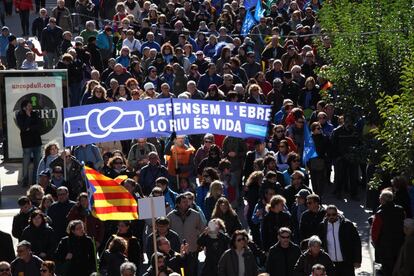 Un cartell amb el ja clàssic 'lo riu és vida'. 