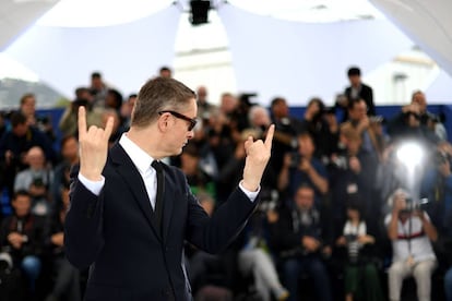 El director Nicolas Winding Refn posa durante la presentación 'Too Old To Die Young - North of Hollywood, West of Hell', este sábado en Cannes.