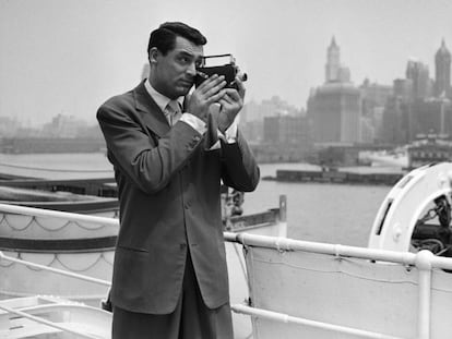 En 1938, a la vuelta de unas vacaciones por Europa, Cary Grant fotografía la costa de Nueva York.