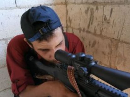 La imagen, facilitada por la oposición siria, muestra a uno de sus miembros.