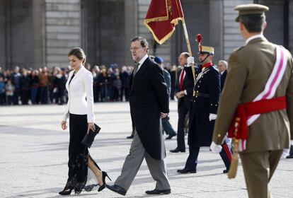 Felipe VI preside el acto castrense, que se celebra por primera vez con un Gobierno en funciones. En la imagen, los Reyes acompañados de Mariano Rajoy.