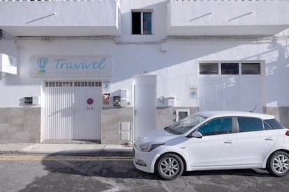 Fachada del edificio de Adeje, en Tenerife, donde vivía Hayat Lazar y donde fue asesinada.  
