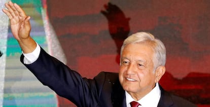 El nuevo presidente mexicano, Andrés Manuel López Obrador, celebra su victoria en las elecciones.