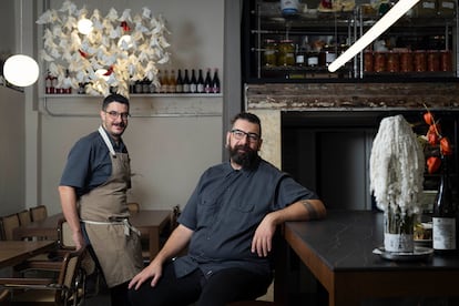 El cocinero Stefanos Balis con su mano derecha, Jordi Fenoll, en el comedor del Margarit.