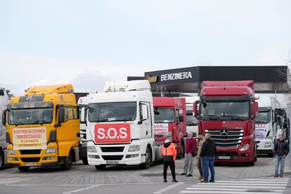 Concentración de camioneros en Mercabarna, el lunes.