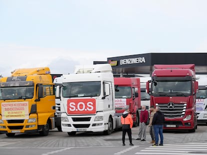 Concentración de camioneros en Mercabarna, el lunes.