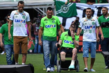 Helio Neto, Jackson Follmann y Alan Ruschel, a su llegada al Arena Conda. 