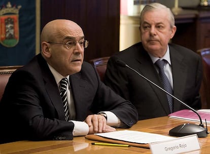 El presidente de la Caja Vital, Gregorio Rojo, y el de la Cámara de Comercio de Álava, Román Knörr, en la presentación del informe.