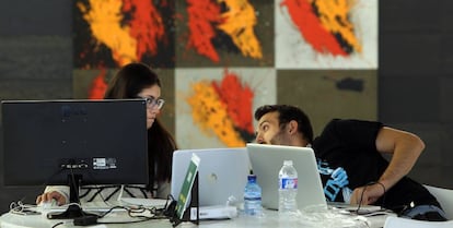 Dos programadores en un hackathon organizado por Telefónica.