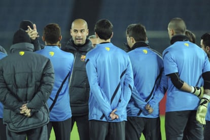 Guardiola da una charla durante un entrenamiento en Yokohama.