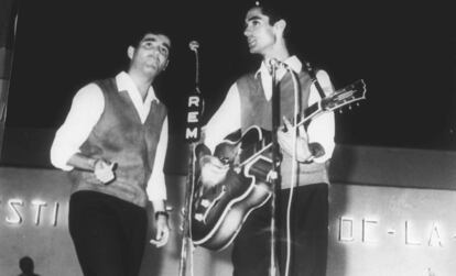 El Dúo Dinámico actuando en la cuarta edición del Festival de la Canción de Benidorm, en 1962.