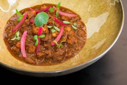 Callos a lo pibil con cebolla encurtida.