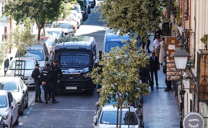 Despliegue policial durante el desahucio de una anciana de 94 años, en la calle Doctor Fourquet de Madrid.